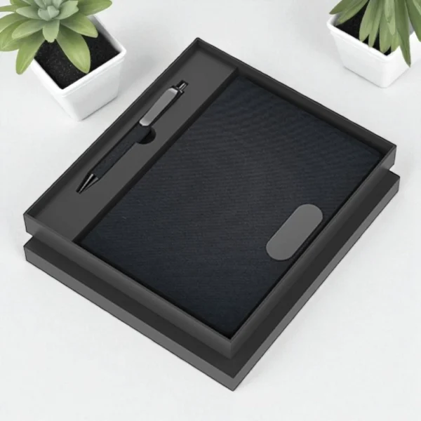 CUADERNO + BOLÍGRAFO EN UNA CAJA DE PAPEL NEGRO