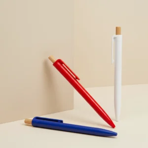 Bolígrafo de plástico y bambú con mecanismo de pulsación