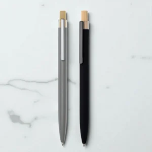 Bolígrafo de aluminio con mecanismo de pulsación en bambú